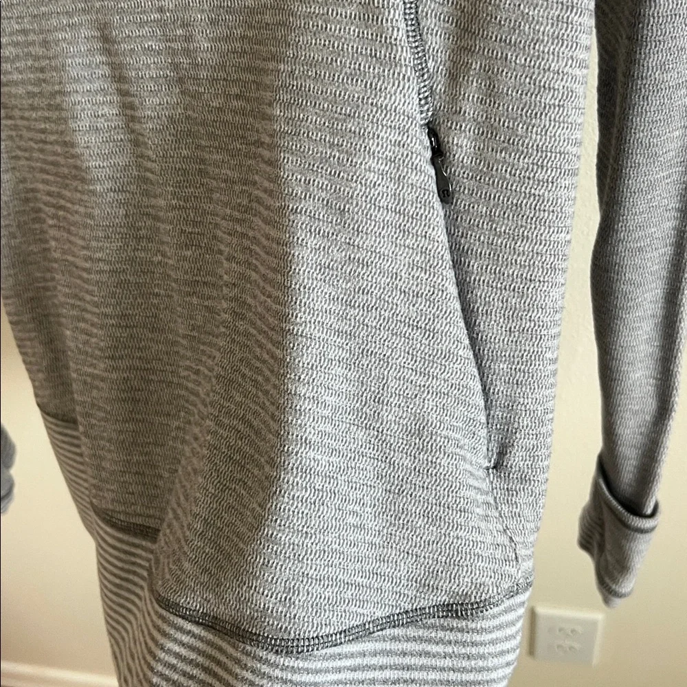 Lululemon stretch long sleeve, size 8 - Picture 2 of 7